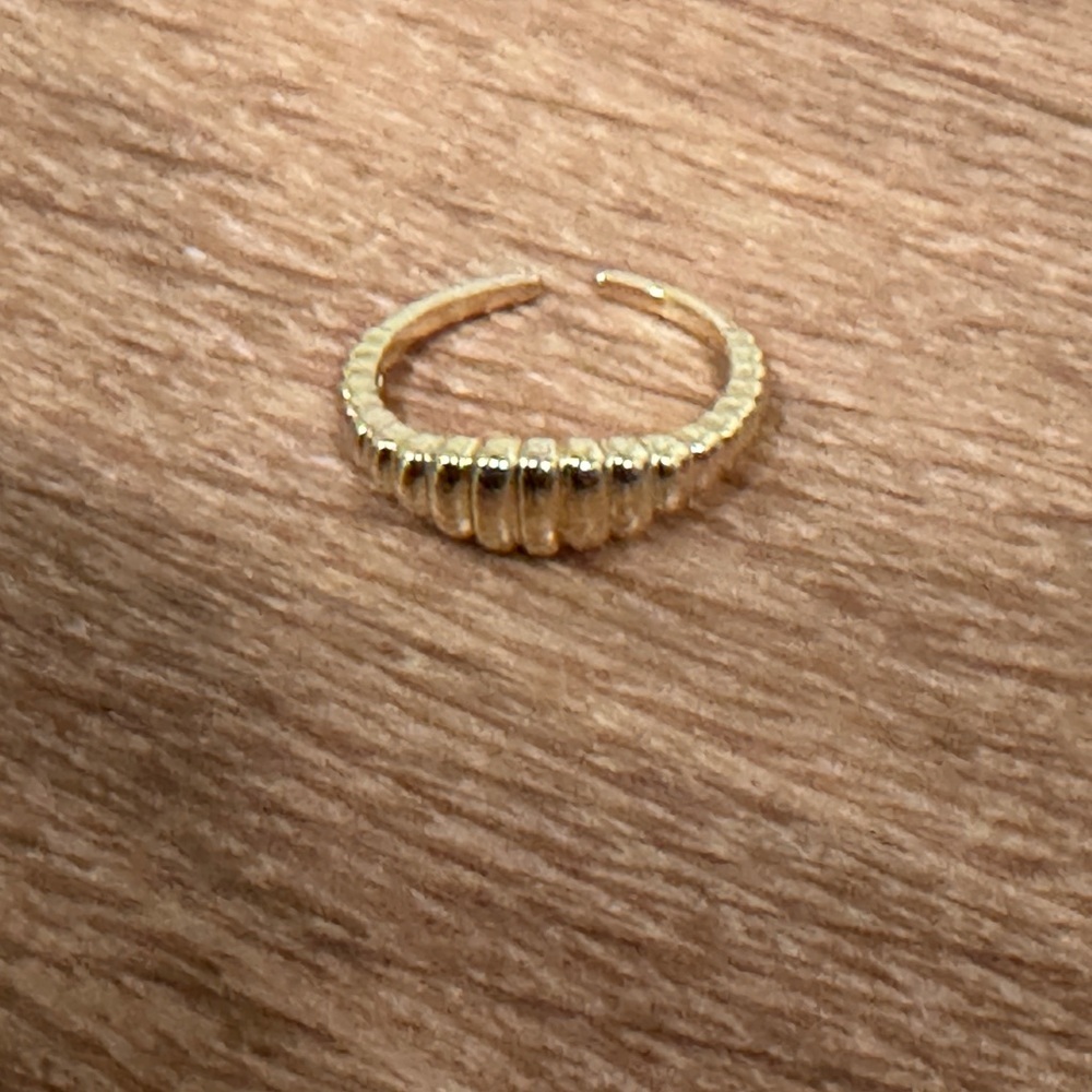 Elegant Gold-Toned Ribbed Ring​